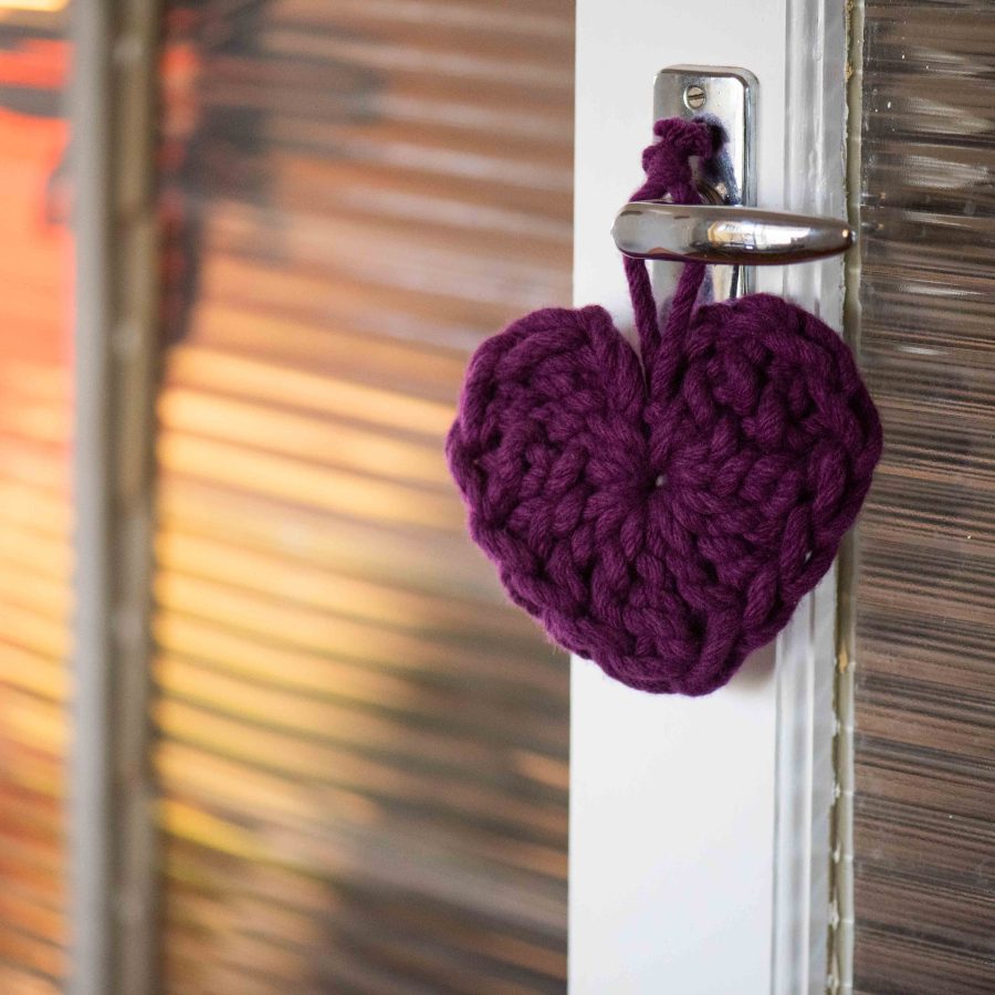 Chunky crocheted heart hanging on a door handle - vintage purple colour | Homelea Lass crochet happiness
