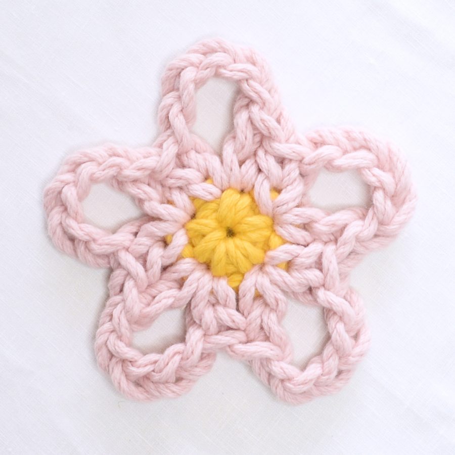 5 Petal Spring Daisy | Homelea Lass contemporary crochet